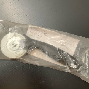 NIB The Pampered Chef Pastry Cutter #1684 - new in bag with info card and recipe